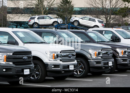 Eine Reihe von neuen Ford F-Serie Pick-up-Trucks und Explorer SUV's in einem Autohaus in Columbia, Maryland am 13. April 2018. Stockfoto