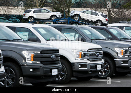 Eine Reihe von neuen Ford F-Serie Pick-up-Trucks und Explorer SUV's in einem Autohaus in Columbia, Maryland am 13. April 2018. Stockfoto