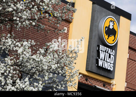 Ein logo Zeichen außerhalb einer Buffalo Wild Wings Restaurant Lage in Columbia, Maryland am 13. April 2018. Stockfoto