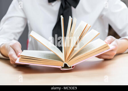 Romanze in weibliche Hände close-up, Fokus auf Buch Stockfoto