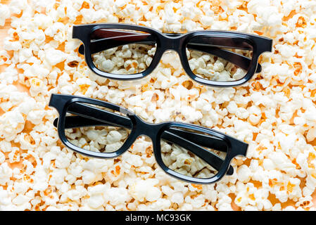 Zwei 3D-Brillen close-up liegen auf gesalzene Popcorn Stockfoto