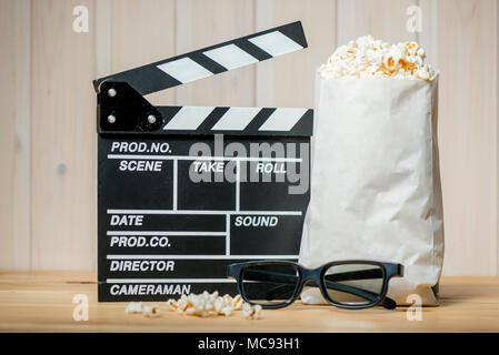 Popcorn Paket, 3D-Brillen und Video 1880 Objekte der Filmindustrie close-up Stockfoto