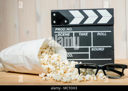Objekte der Filmindustrie close-up-Popcorn-Paket, 3D-Brillen und Video 1880 Stockfoto