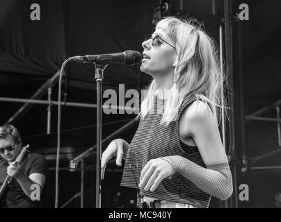 Aurora Aksnes - Sound Check in Molde International Jazz Festival, Norwegen 2017. Stockfoto