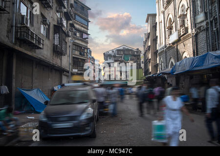 Mumbai, ehemals Bombay - eine Stadt im Westen von Indien, an der Küste des Arabischen Meeres. Maharashtra Civic Centre. Slum Stockfoto