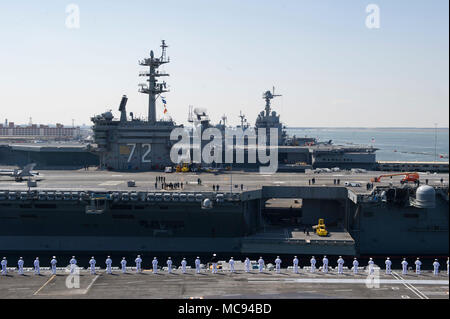 180411-N-UJ 486-366 Norfolk, Virginia (Apr. 11, 2018) --Sailors Mann die Schienen an Bord der USS Harry S. Truman (CVN 75) während der Abfahrt des Schiffes von HOMEPORT. Manning der Schienen ist eine lange Tradition für Seeleute an Bord von Schiffen der Marine ab und geht von einer Bereitstellung. Truman ist unterwegs als das Flaggschiff der Harry S. Truman Carrier Strike Group umfasst; geführte-missile Cruiser USS Normandie (CG-60) und geführte - Flugzerstörer USS Arleigh Burke (DDG-51), USS Bulkeley (DDG-84), USS Farragut (DDG-99), USS Forrest Sherman (DDG-98), USS der Sullivans (DDG-68), USS Winston S. Churchill ( Stockfoto