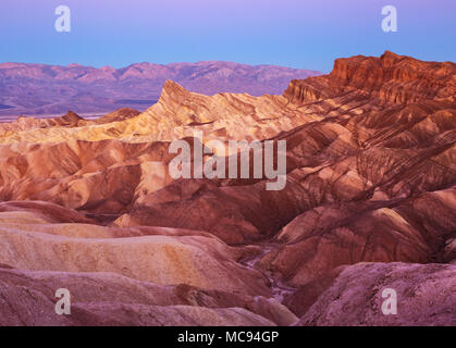 Anzeigen von Manly Beacon und roten Kathedrale von Zabriskie Point in der Morgendämmerung, Amargosa Range, Death Valley Death Valley National Park in Kalifornien, Unite Stockfoto