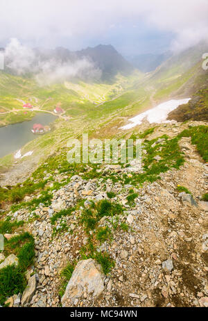 Balea See im Nebel Blick von oben. schönen Sommer Landschaft mit niedrigen Wolken um Stockfoto