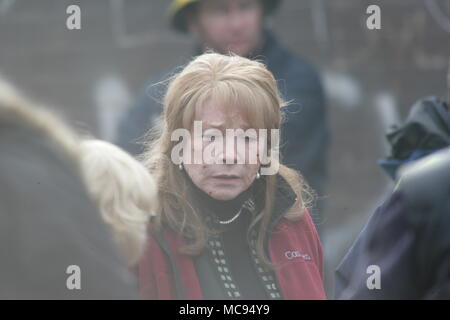 Schließen der Ring ist ein 2007 Film unter der Regie von Richard Attenborough und Hauptdarsteller Shirley MacLaine, Christopher Plummer, Mischa Barton, Stephen Amell, Neve Campbell, Pete Postlethwaite, und Brenda Fricker. Es war der letzte Film von dann octogenarian Attenborough, der sieben Jahre später starb. Ländlichen Michigan, 1991, und Marie liefert die laudatio bei der Beerdigung ihres Vaters Chuck, einen Weltkrieg II Army Air Force Veteran. Die Kirche ist voll von Veteranen, die kannte und liebte ihren Vater, obwohl ihre Mutter Ethel Ann (ETHEL) sitzt auf der Veranda, Rauchen und Pflege einen Kater. Ethel ist t Stockfoto