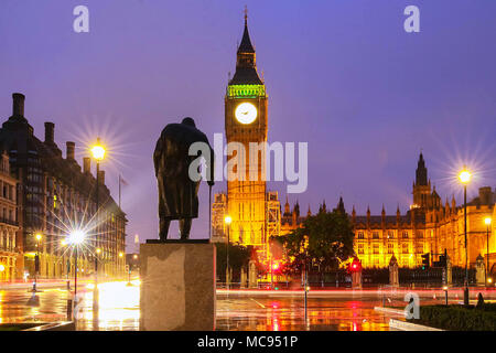 Der Big Ben Tower im regnerischen Nacht, London, Vereinigtes Königreich. Stockfoto