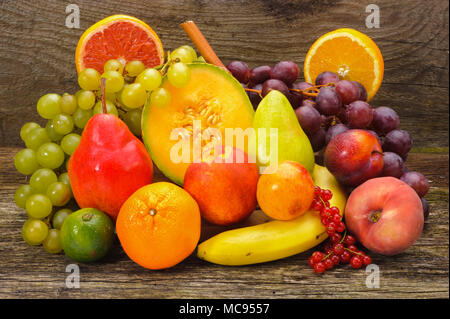 Anordnung der frische Früchte vom Markt über Holzbohlen Stockfoto