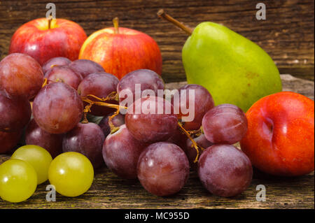 Anordnung der frische Früchte vom Markt über Holzbohlen Stockfoto