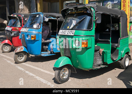 Horizontale Ansicht von Auto rickshaws in Nuwara Eliya, Sri Lanka geparkt. Stockfoto