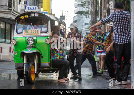 BANGKOK, THAILAND - 13 April, 2018: die Menschen auf den Straßen von Bangkok während des ersten Tages des Songkran Festival, Thai Neujahr feiern. Stockfoto