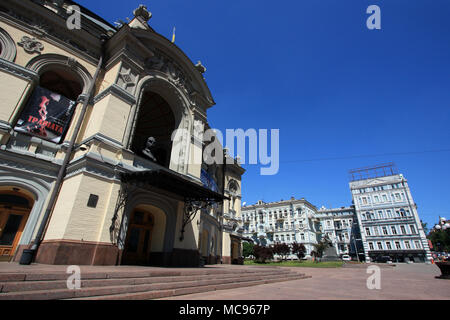 Das Kiewer Nationale Oper mit dem Mykola Lysenko Monument im Hintergrund - Kiew, Ukraine Stockfoto