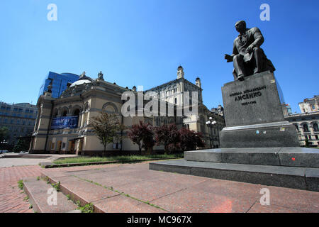 Die mykola Lysenko Denkmal mit der Kiewer nationalen Oper mit im Hintergrund - Kiew, Ukraine Stockfoto