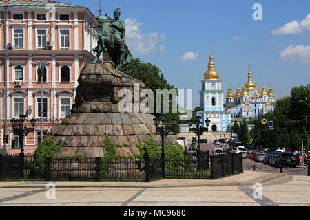 Bohdan Khmelnytsky Denkmal und der St. Michael's Golden-Domed Kloster in Kiew, Ukraine Stockfoto