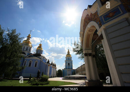 St. Michael's Golden-Domed Kathedrale und dem hohen Glockenturm, der als Haupteingang zum Kloster in Kiew, Ukraine serviert Stockfoto
