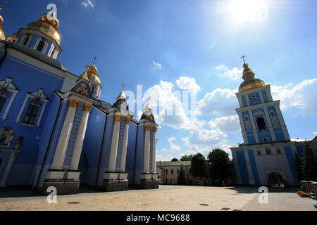 St. Michael's Golden-Domed Kathedrale und dem hohen Glockenturm, der als Haupteingang zum Kloster in Kiew, Ukraine serviert Stockfoto