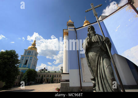 Statue von St. Michael innerhalb der Mauern der St. Michael's Golden-Domed Kloster in Kiew - der hohe Glockenturm im Hintergrund Stockfoto