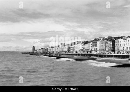 Direkt am Meer in St Leonards On Sea, Hastings, East Sussex, Großbritannien Stockfoto