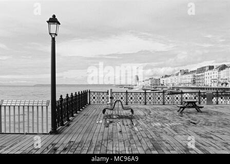 Direkt am Meer in St Leonards-On-Sea, an der Küste von East Sussex, UK, Blick nach Westen, von Hastings Pier Stockfoto