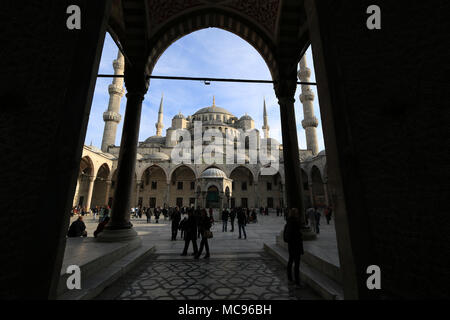 Blick auf den Innenhof der Sultan Ahmed Moschee in Istanbul, Türkei, im Volksmund als die Blaue Moschee bekannt Stockfoto