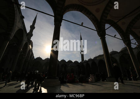 (Zurück beleuchtete Szene) Der Hof der Sultan Ahmed Moschee in Istanbul, Türkei, im Volksmund als die Blaue Moschee bekannt Stockfoto