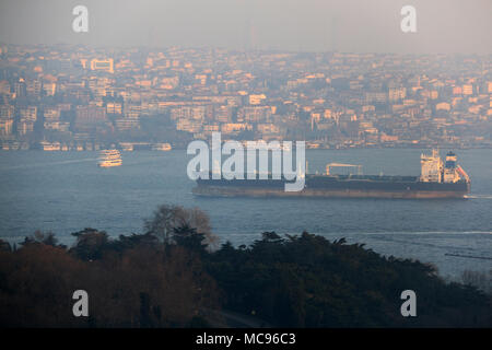 Große bulk carrier durch den Bosporus, von europäischer Seite gesehen - Istanbul, Türkei navigieren Stockfoto