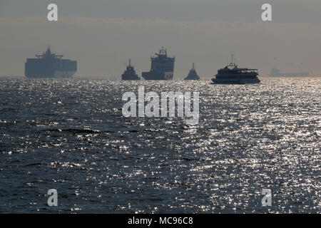 Beleuchtete Szene der großen Container schiff durch den Bosporus in der Nähe von Istanbul, Türkei navigieren Stockfoto