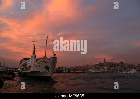 Fähre "barış Manço "Ankunft an das Dock am Goldenen Horn in Istanbul, Türkei, mit dem Stadtteil Galata und der Galata Turm im Hintergrund Stockfoto