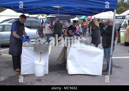 Käufer Warteschlange für den frischen Fisch zu zahlen, die sie in einem Land Nahrungsmittel kaufen. skibbereen, West Cork, Irland Stockfoto