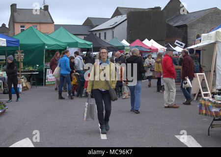 Eine wöchentliche Land Lebensmittel Markt voller Garküchen und voller Menschen, Shopping und Schnäppchen jagen in Skibbereen, Irland, einem beliebten Ferienort. Stockfoto