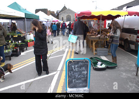 Eine wöchentliche Land Lebensmittel Markt voller Garküchen und voller Menschen, Shopping und Schnäppchen jagen in Skibbereen, Irland, einem beliebten Ferienort. Stockfoto