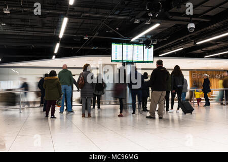 April 12th, 2018, Dublin, Irland - Menschen am Terminal 1 Ankunft in Dublin Flughafen warten Stockfoto