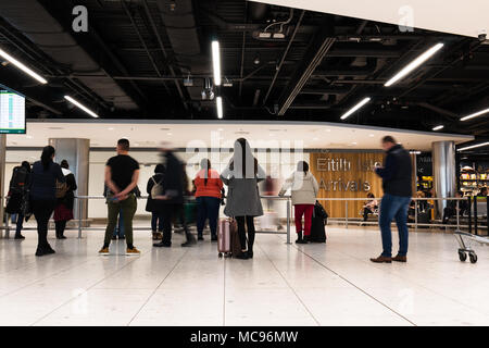 April 12th, 2018, Dublin, Irland - Menschen am Terminal 1 Ankunft in Dublin Flughafen warten Stockfoto