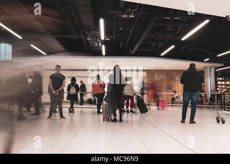 April 12th, 2018, Dublin, Irland - Menschen am Terminal 1 Ankunft in Dublin Flughafen warten Stockfoto