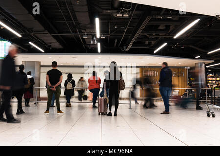 April 12th, 2018, Dublin, Irland - Menschen am Terminal 1 Ankunft in Dublin Flughafen warten Stockfoto