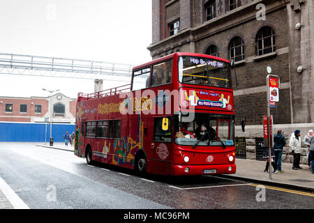 April 12th, 2018, Dublin Irland - Dublin Sehenswürdigkeiten berühmte Double Deck Tour Busse, die rund um die Stadt und halten an der Interessen gehen. Stockfoto