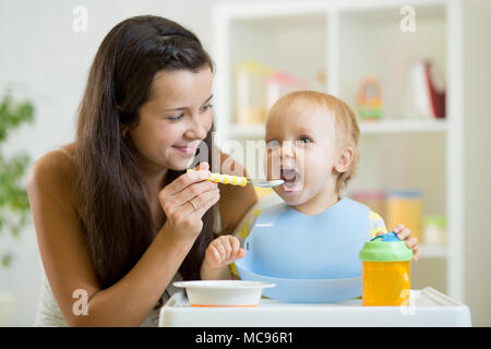 Mutter füttert das Baby aus dem Löffel Stockfoto