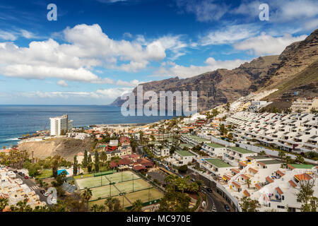 Los Gigantes Stadt und Klippen. Teneriffa Kanarische Inseln Stockfoto