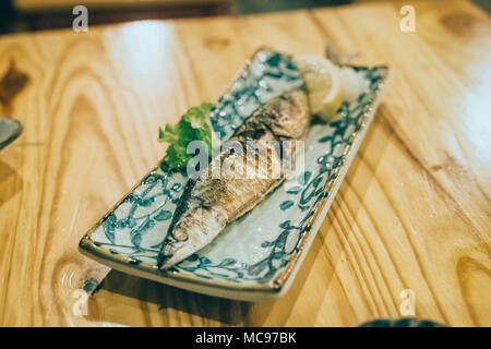 Japanisches Essen in izakaya Restaurant bei Nacht. Stockfoto