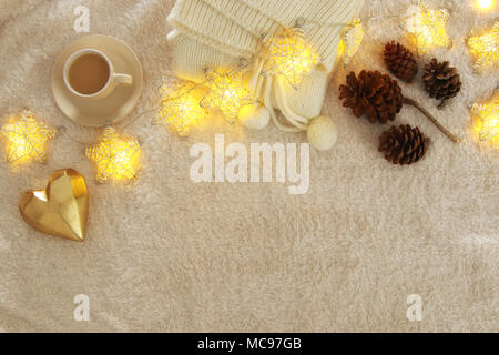 Tannenzapfen und Tasse Cappuccino über gemütliche und Fell Teppich. Ansicht von oben Stockfoto