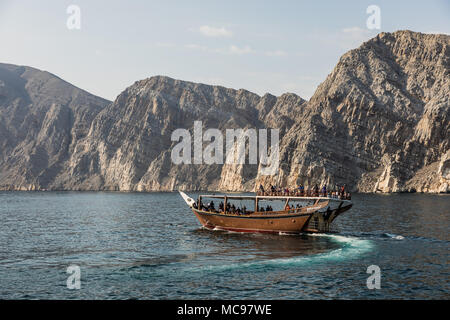 MUSANDAM, Oman - Januar 25, 2017: Dhow touristische Bootsfahrt auf dem Fjord in der Nähe von khasab am 25. Januar 2017 in Dubai, Oman Stockfoto