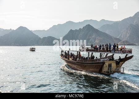 MUSANDAM, Oman - Januar 25, 2017: Dhow touristische Bootsfahrt auf dem Fjord in der Nähe von khasab am 25. Januar 2017 in Dubai, Oman Stockfoto