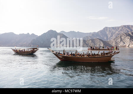 MUSANDAM, Oman - Januar 25, 2017: Dhow touristische Bootsfahrt auf dem Fjord in der Nähe von khasab am 25. Januar 2017 in Dubai, Oman Stockfoto