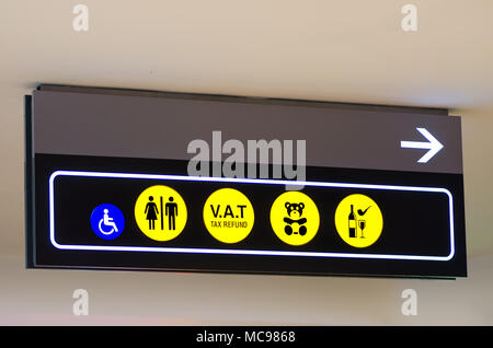 Mwst.-Erstattung, Platz für Kinder anmelden, Toiletten für Behinderte Symbol in Flughafen, modernes Gebäude. Platz kopieren Stockfoto
