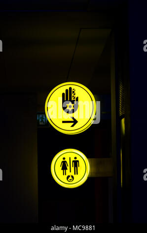 Wc, wc für hassid (religiöser Jude) unterzeichnen. Leuchtend gelbe Symbol auf dunklem Hintergrund. Platz kopieren Stockfoto