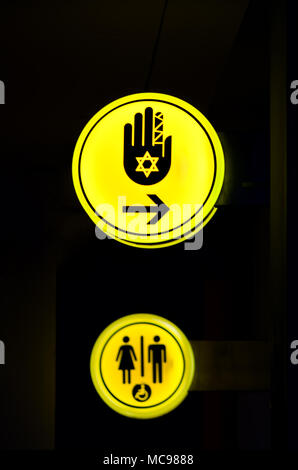 Wc, wc für hassid (religiöser Jude) unterzeichnen. Leuchtend gelbe Symbol auf dunklem Hintergrund. Platz kopieren Stockfoto