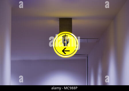 Wc, wc für hassid (religiöser Jude) unterzeichnen. Leuchtend gelbe Symbol auf dunklem Hintergrund. Platz kopieren Stockfoto